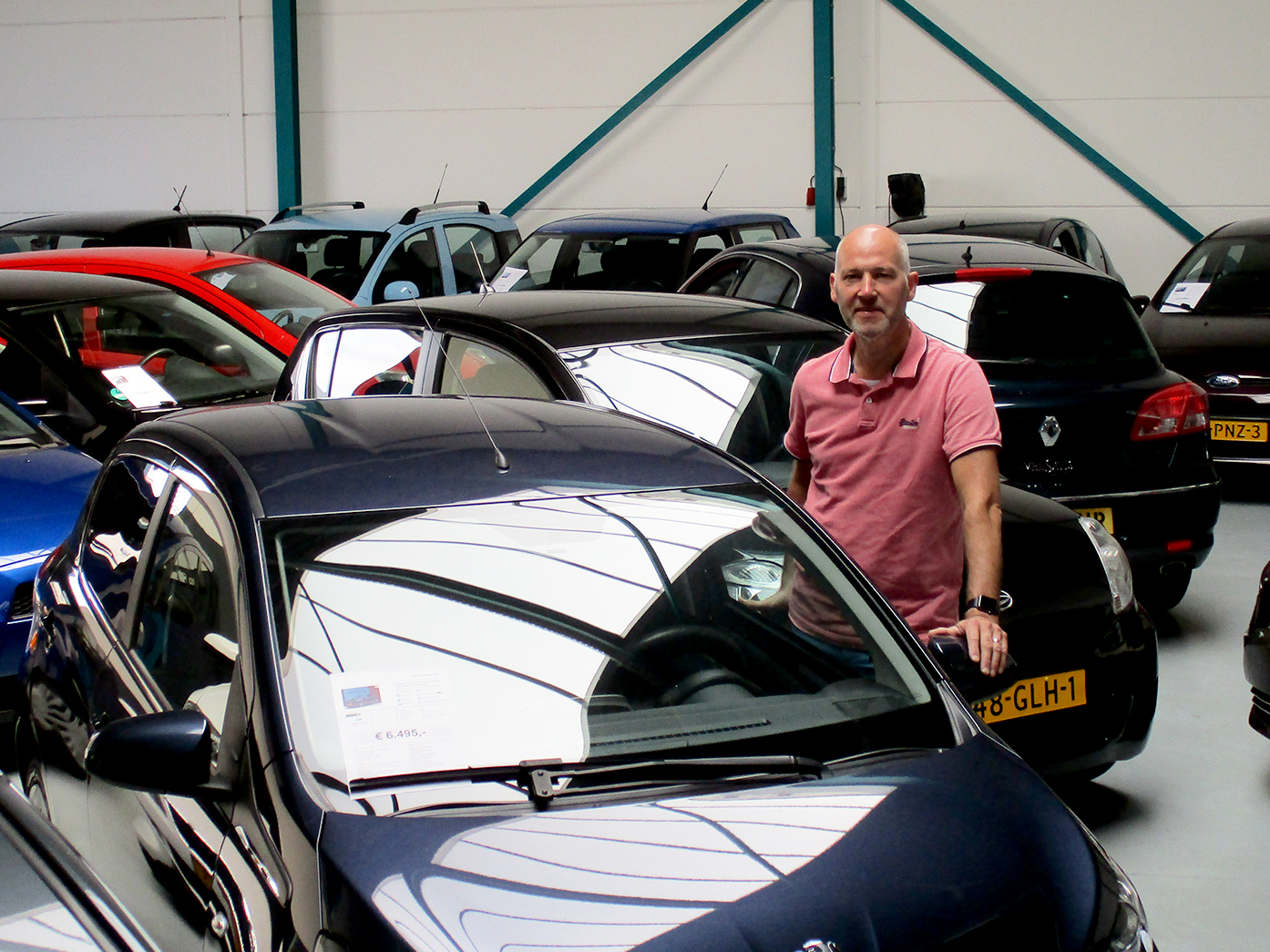 Alfons van der Krogt in zijn showroom