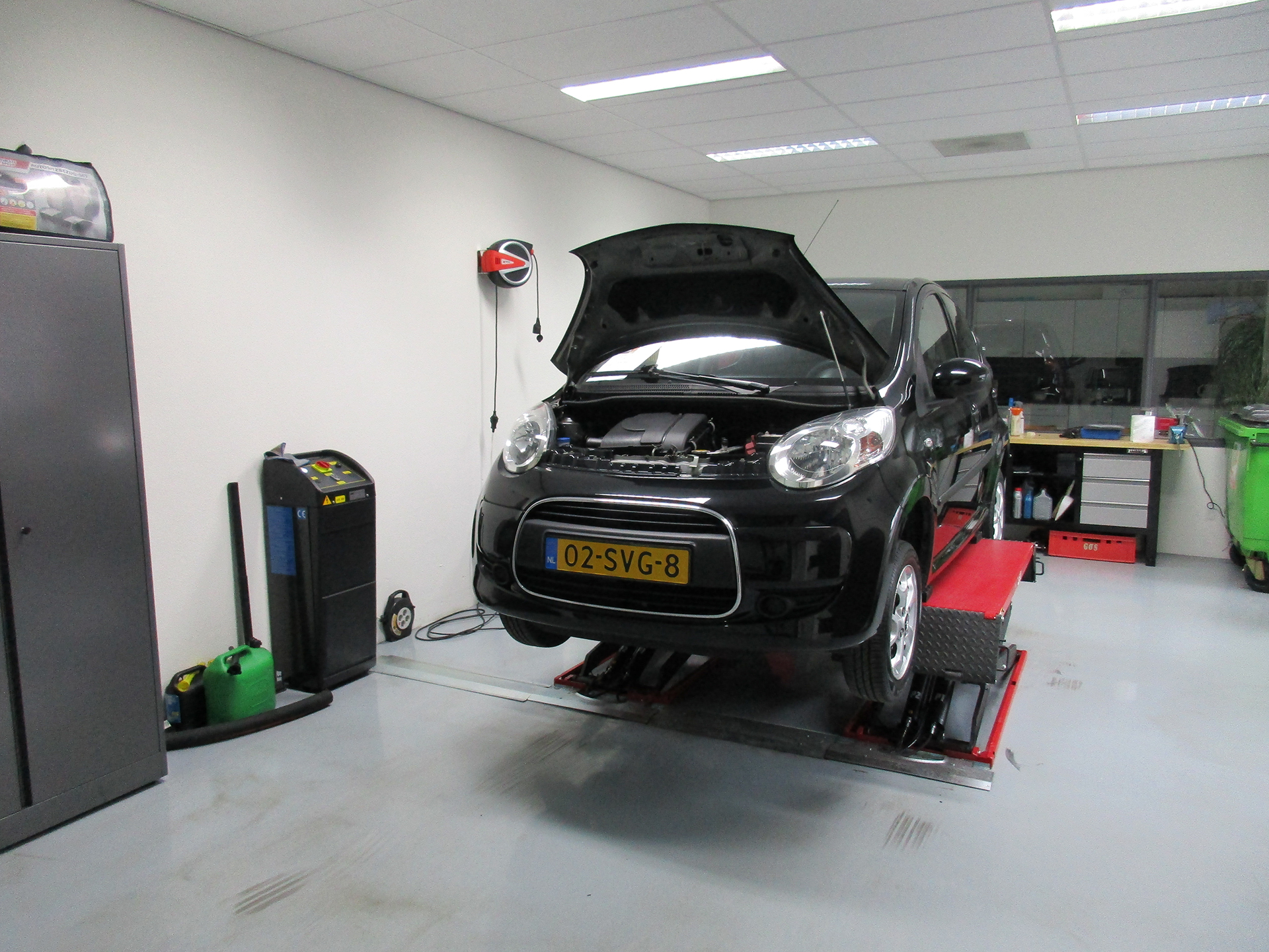 De eigen werkplaats met een Citroën C1 op de brug