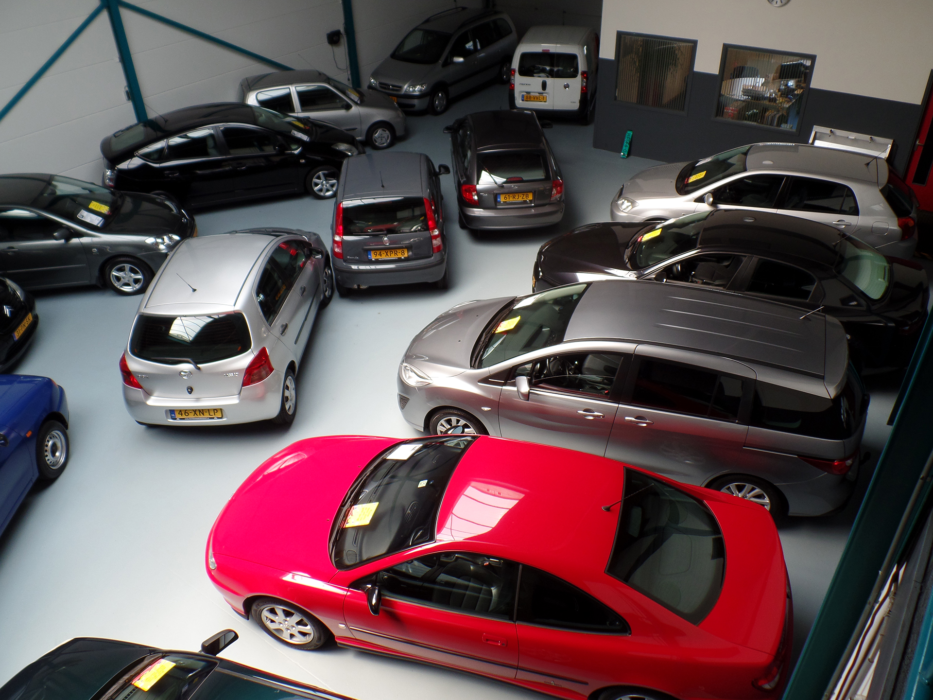 De showroom aan De Vierde Hoeve van boven gezien, met rijen occasions