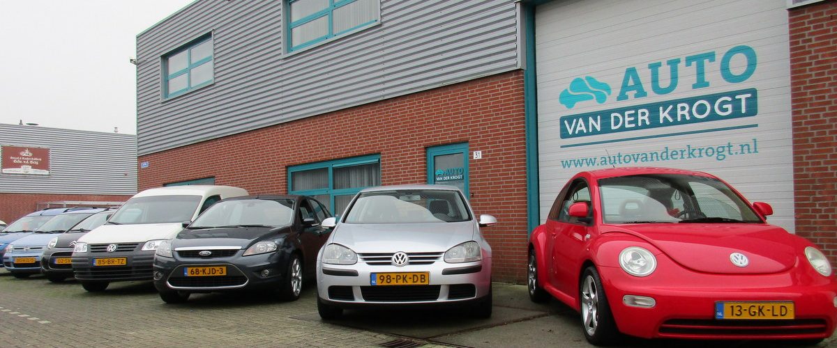Het pand aan De Vierde Hoeve 31 met Auto van der Krogt op de roldeur